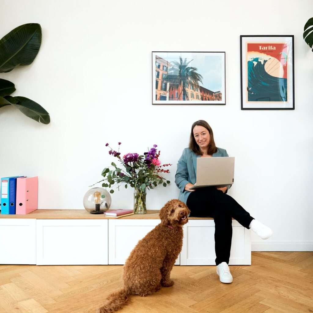 Viktoria Tarnow Marketingberaterin für CRM und Media zusammen mit ihrer Bürohündin